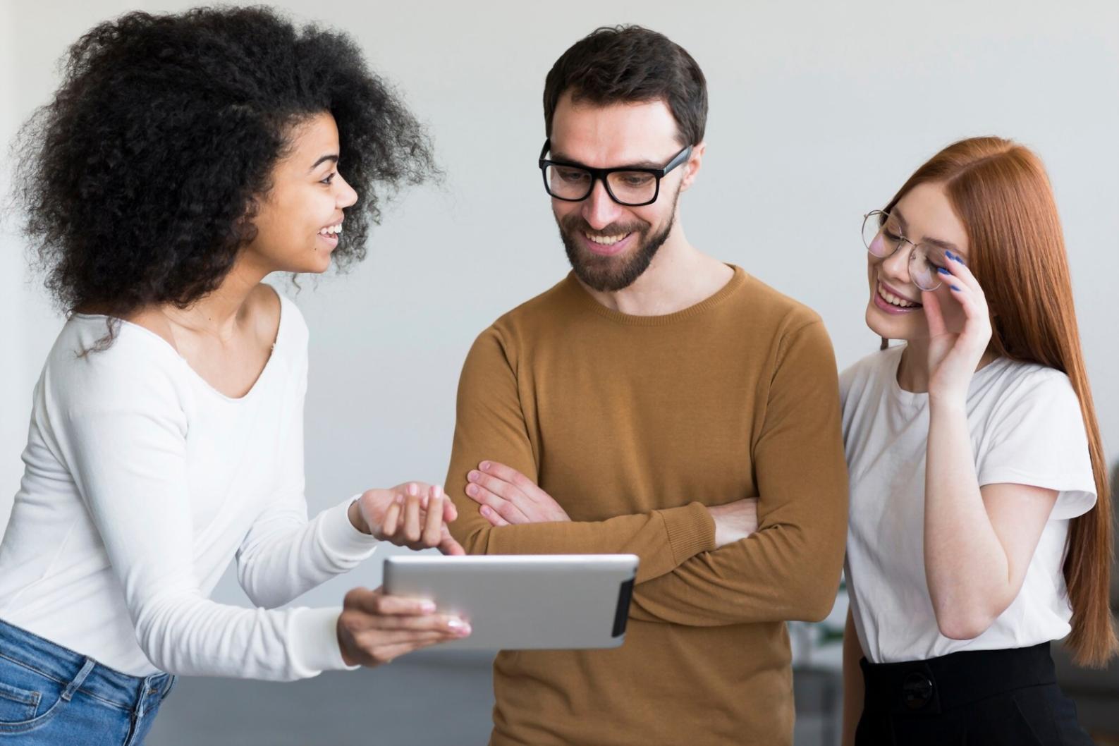 Equipo colaborando en estrategia financiera